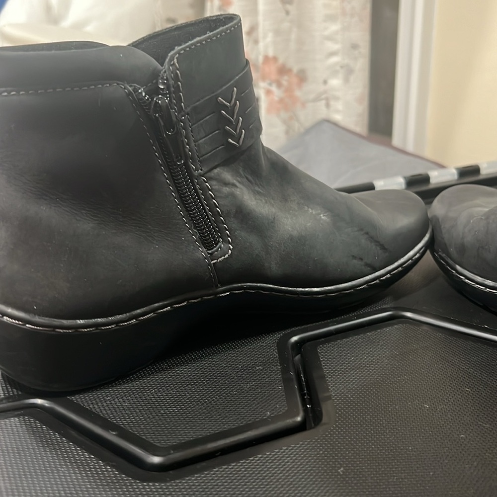 CLARKS Women's Cora Derby Ruched Black Side Zip Booties - Picture 5 of 9